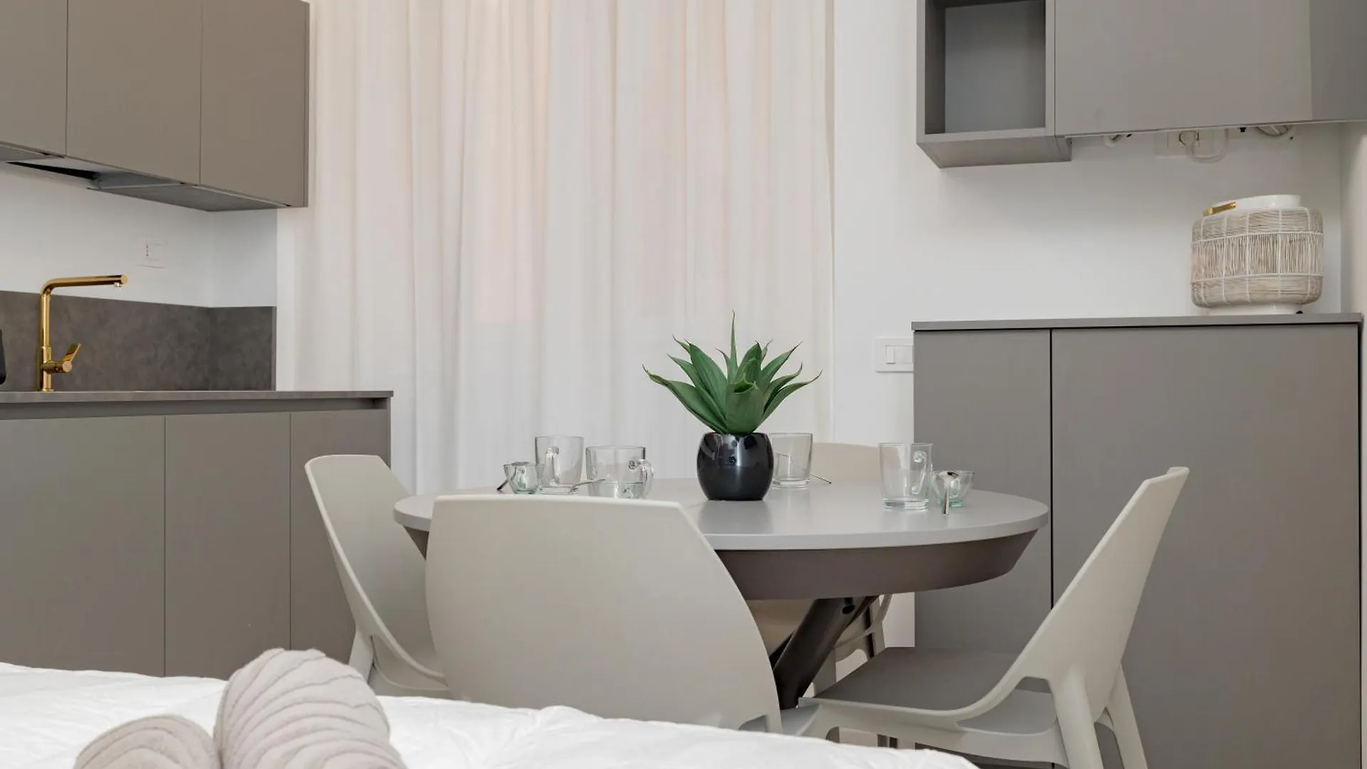 Apartment 2Co4 - Duomo - Modern Central - Milan Italy