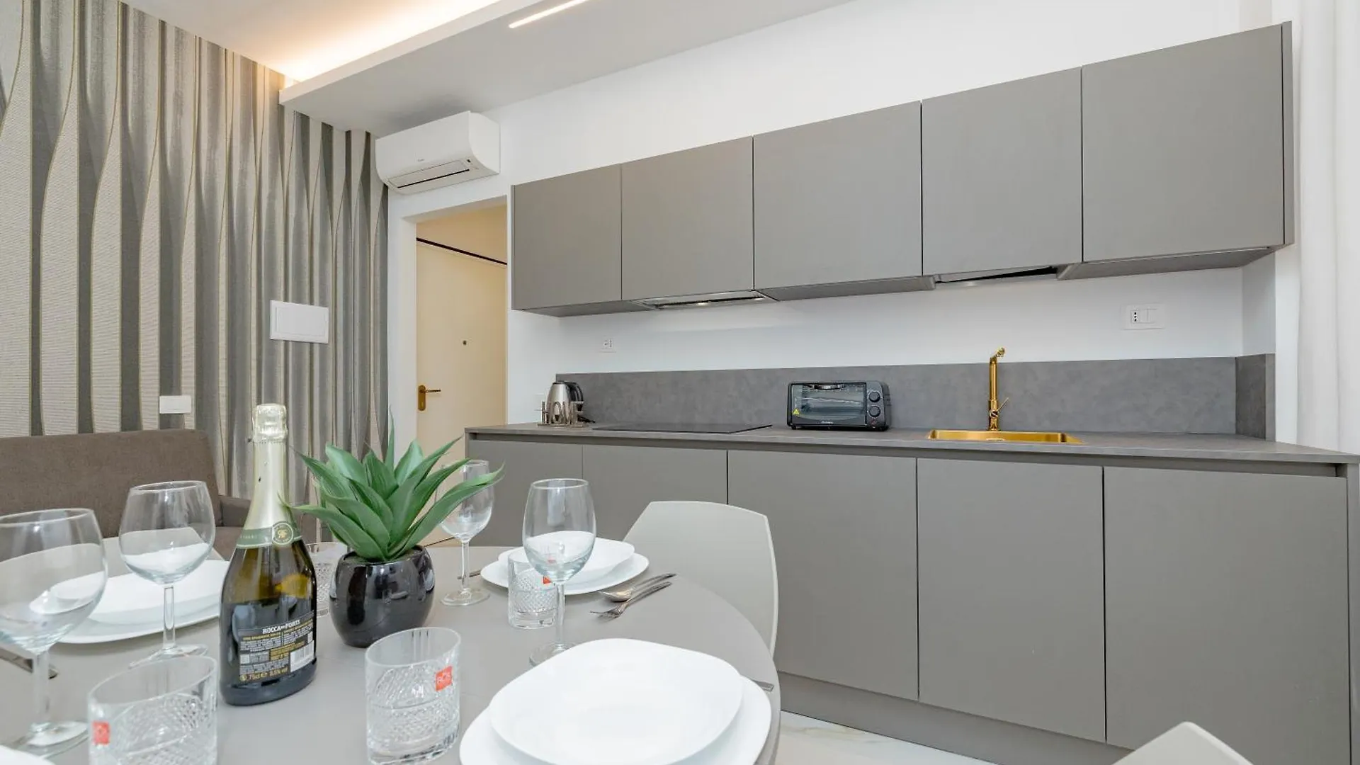 2Co4 - Duomo - Modern Central - Milan 0*,
